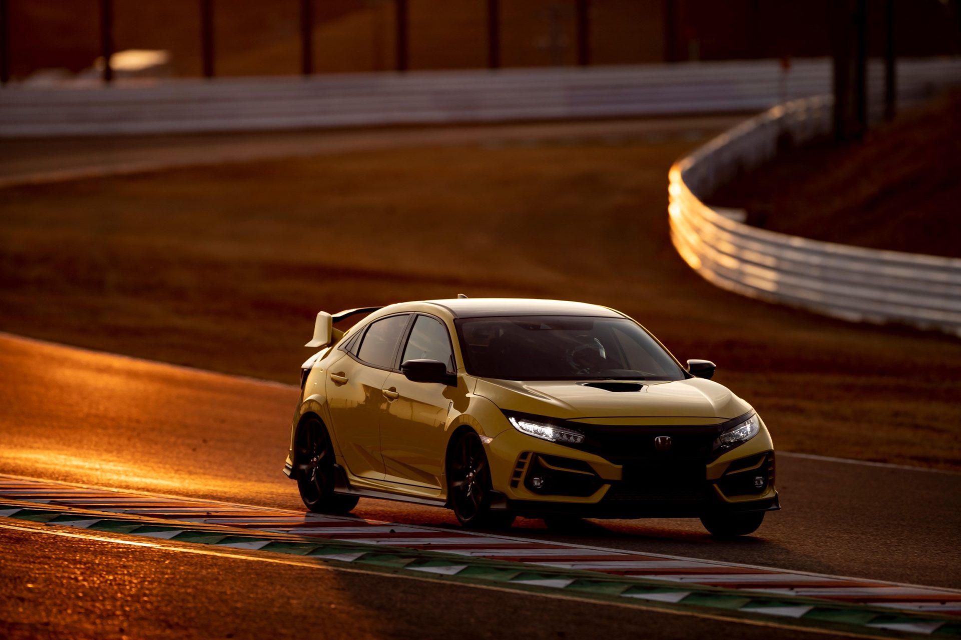 304371 Honda Civic Type R Limited Edition Suzuka Circuit