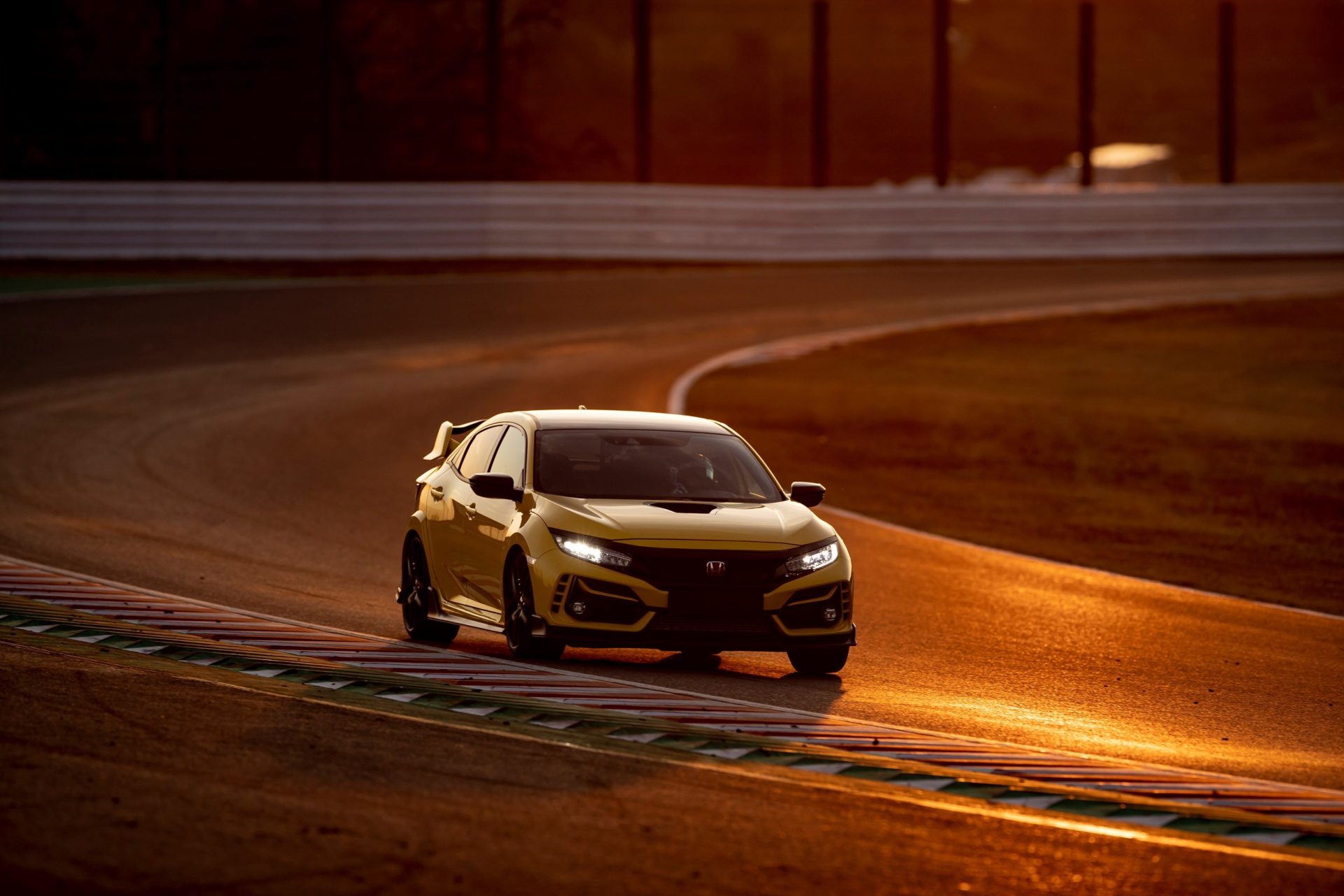 304373 Honda Civic Type R Limited Edition Suzuka Circuit