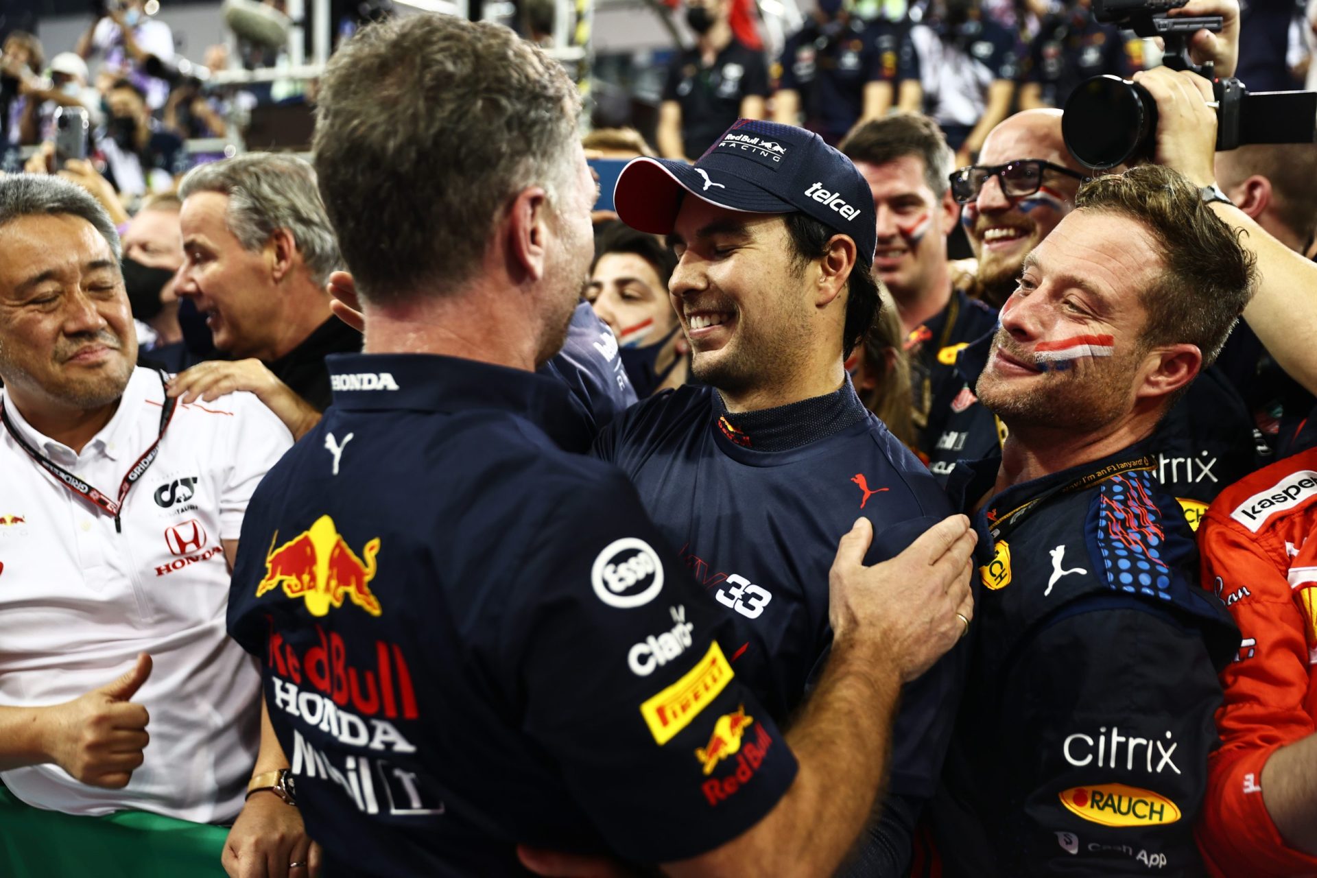 ABU DHABI, UNITED ARAB EMIRATES - DECEMBER 12: Red Bull Racing Team Principal Christian Horner celebrates with Sergio Perez of Mexico and Red Bull Racing in parc ferme during the F1 Grand Prix of Abu Dhabi at Yas Marina Circuit on December 12, 2021 in Abu Dhabi, United Arab Emirates. (Photo by Mark Thompson/Getty Images) // Getty Images / Red Bull Content Pool  // SI202112120517 // Usage for editorial use only //