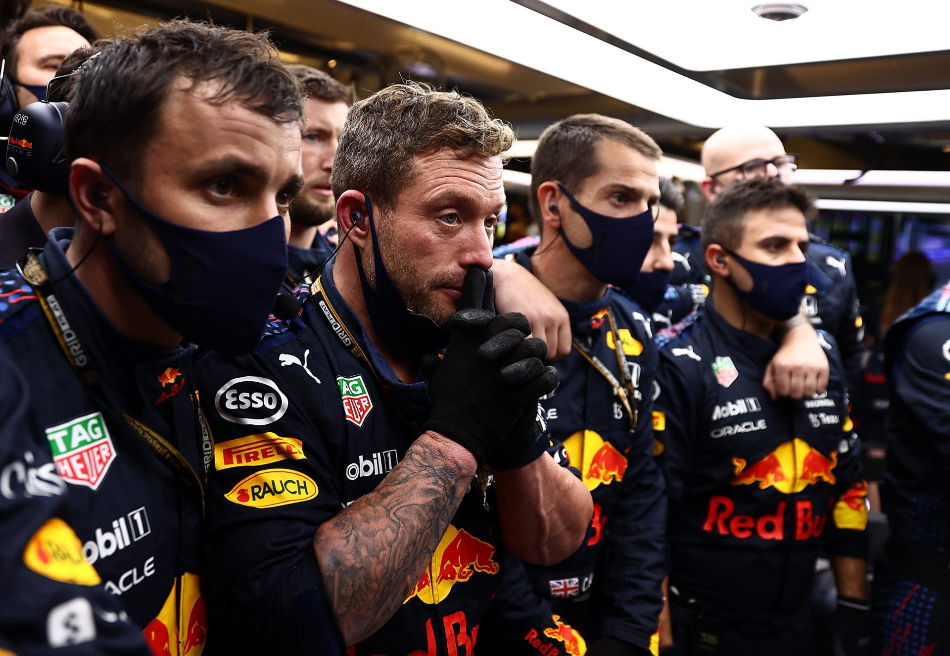 ABU DHABI, UNITED ARAB EMIRATES - DECEMBER 12: The Red Bull Racing team watch the action in the garage during the F1 Grand Prix of Abu Dhabi at Yas Marina Circuit on December 12, 2021 in Abu Dhabi, United Arab Emirates. (Photo by Mark Thompson/Getty Images) // Getty Images / Red Bull Content Pool  // SI202112120561 // Usage for editorial use only //